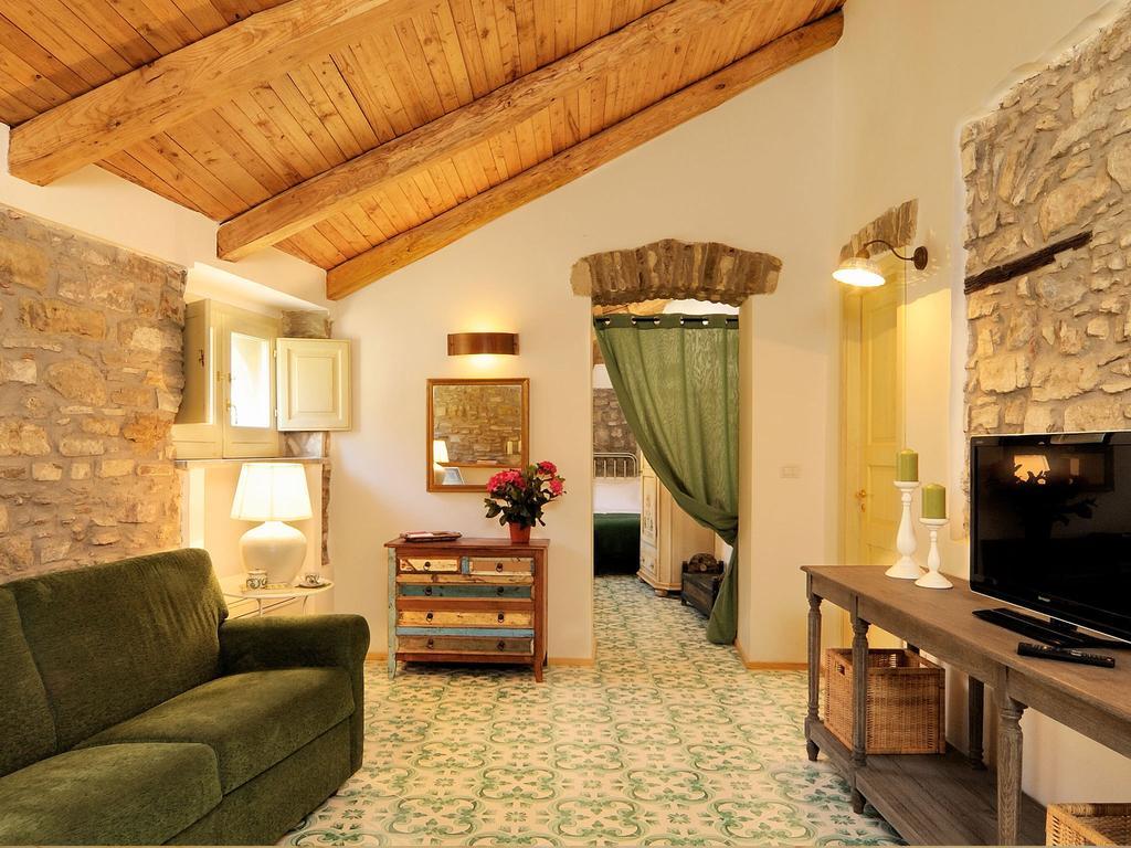 Residenza Matarazzo E Le Sue Soffitte Apartment Castellabate Room photo